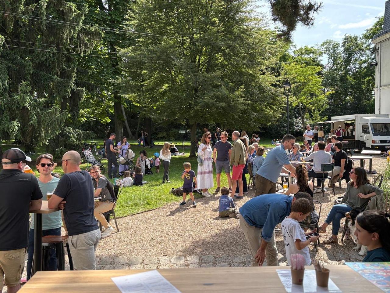 Terrasse animée de la guinguette à Sartrouville (Yvelines)