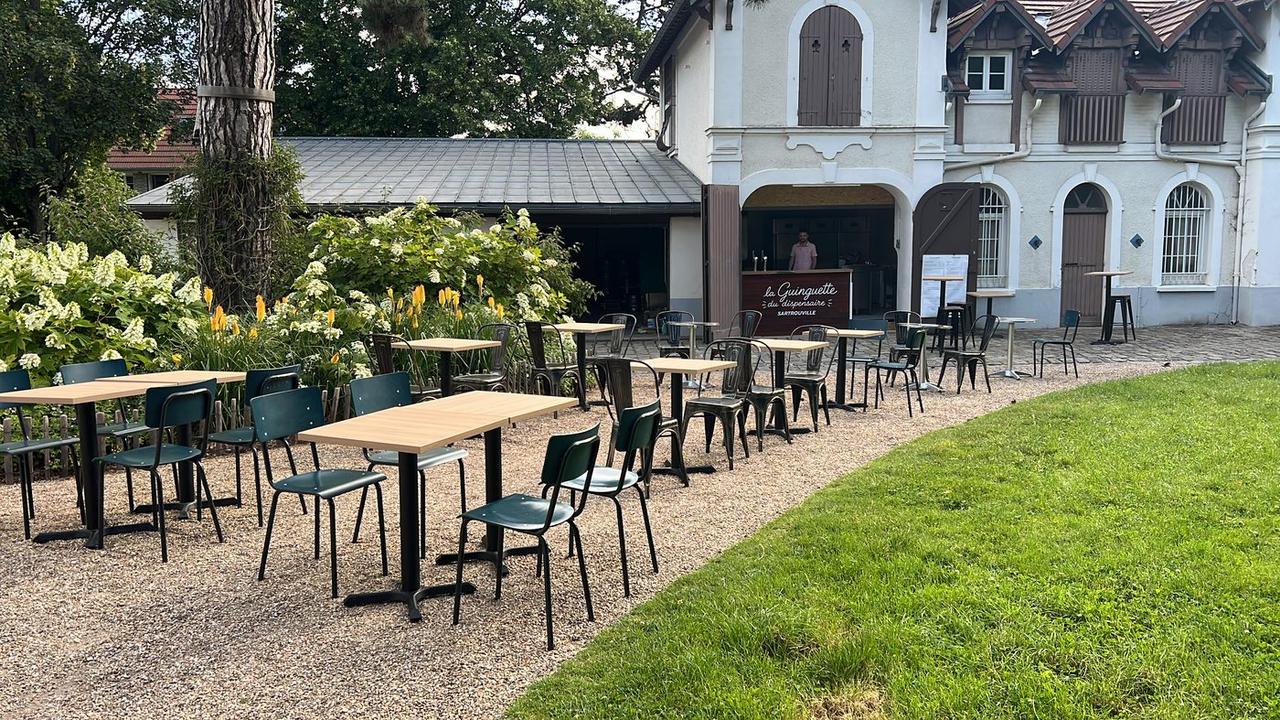 Le comptoir de la Guinguette du Dispensaire, bar terrasse à Sartrouville