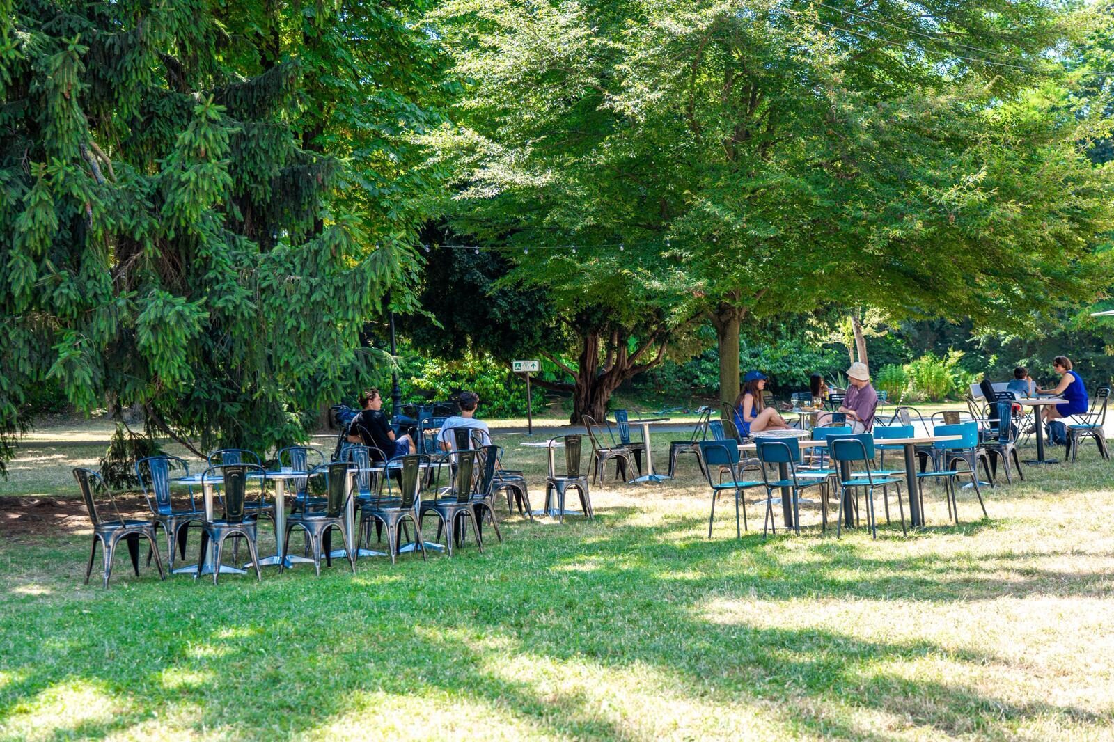 Terrasse ombragée de la Guinguette du Dispensaire dans le Parc du Dispensaire à Sartrouville