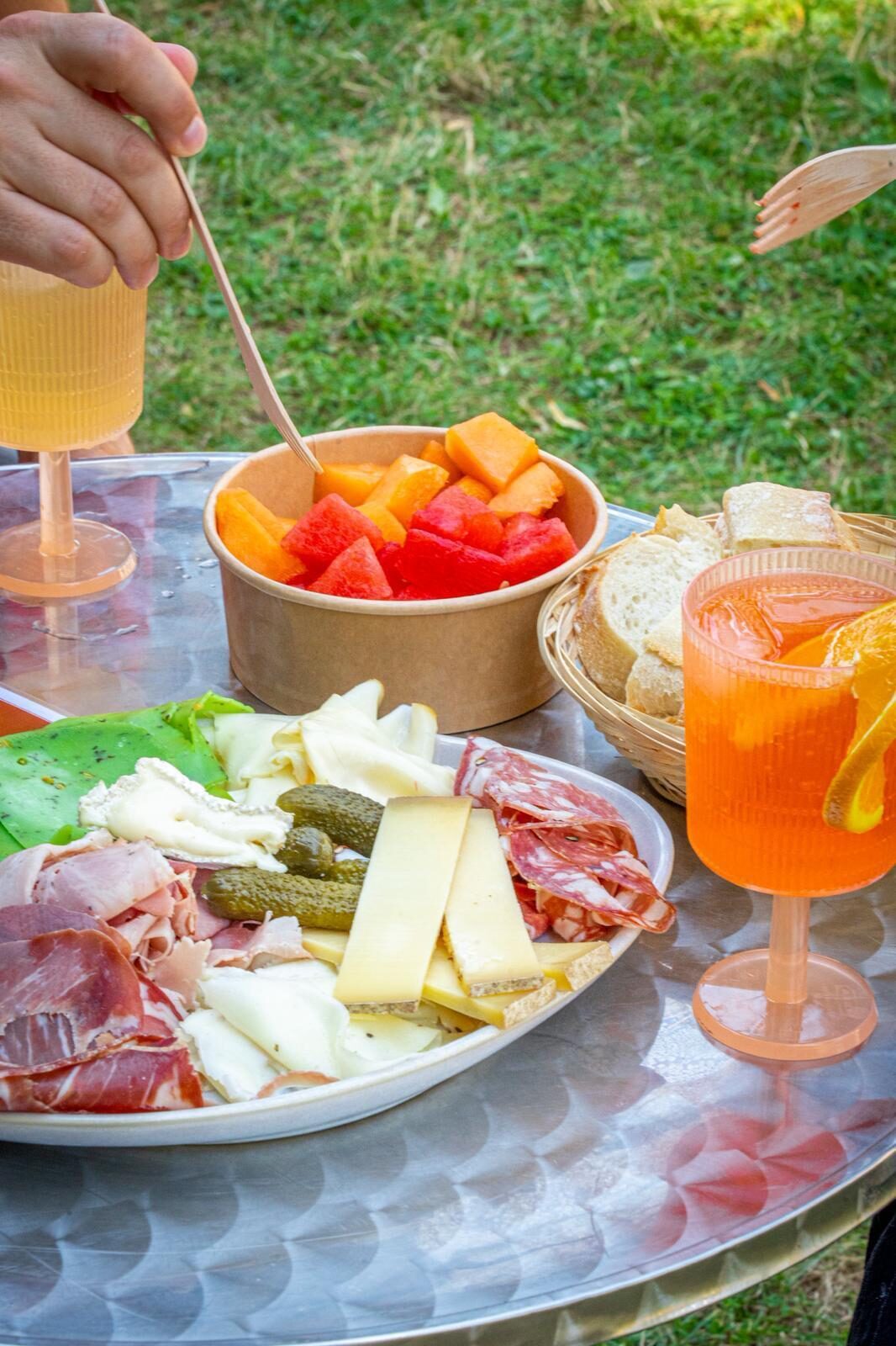 Planche charcuterie-fromage, fruits frais et spritz à la Guinguette du Dispensaire, Sartrouville