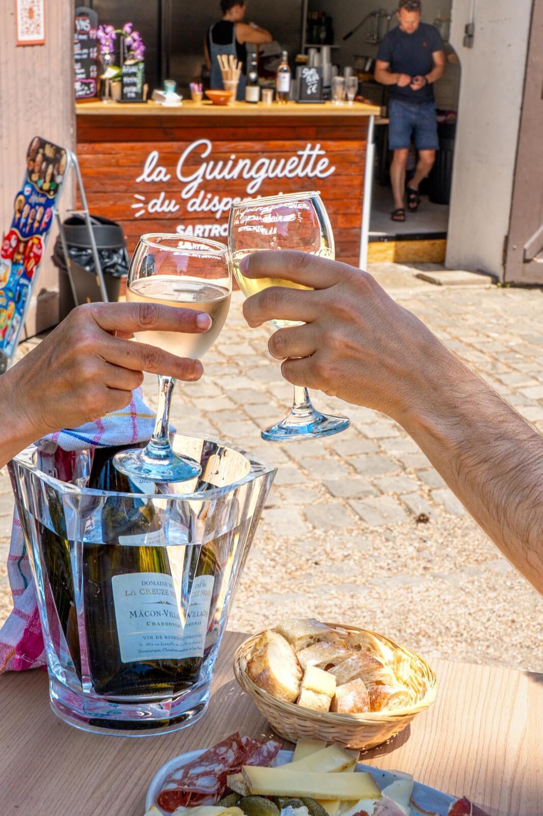 Verres de vin en terrasse à la Guinguette du Dispensaire, Sartrouville