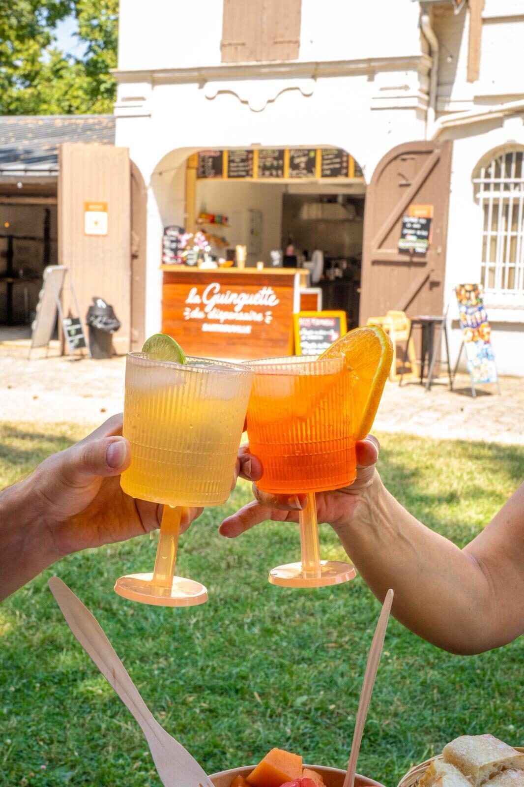 Cocktails maison, spritz et citronnade, à la Guinguette du Dispensaire à Sartrouville